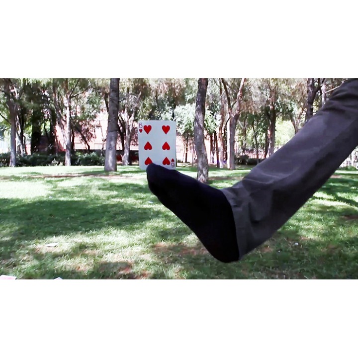 Kung Fu Foot (Gimmick and Online Instructions) by Héctor Mancha