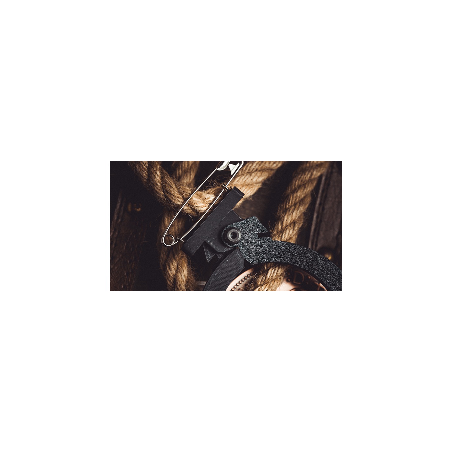 L Holder (Single Jumbo Coin 2.7"-3.2") by Long Long & Bacon Magic