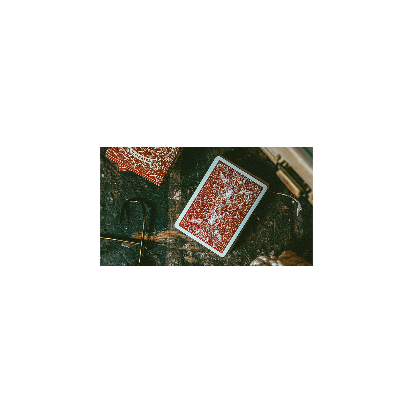 Red Seafarers – červené hrací karty od Joker and the Thief